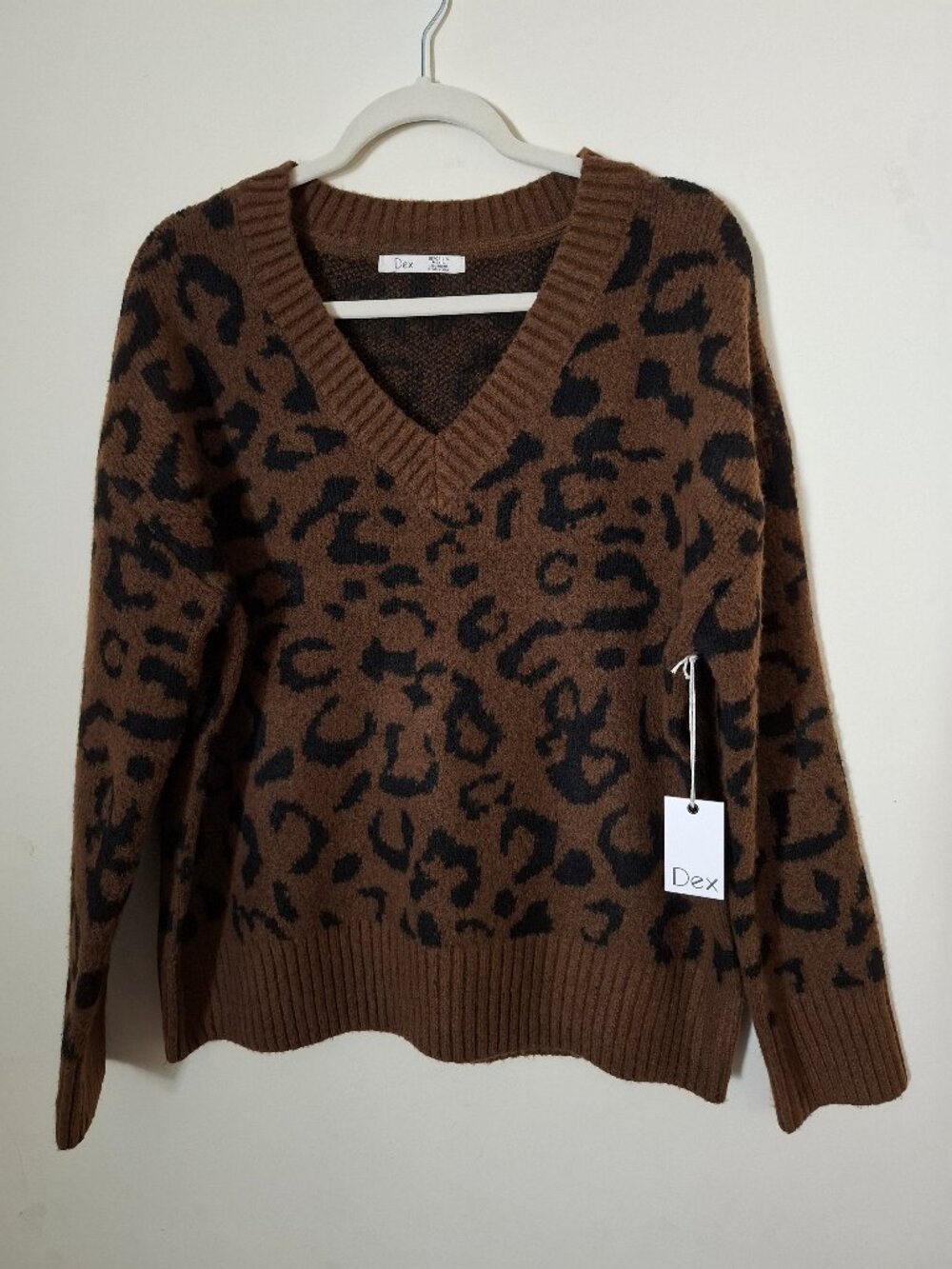 BNWT Dex Leopard Pattern V-Neck Long Sleeved Sweater Size Large